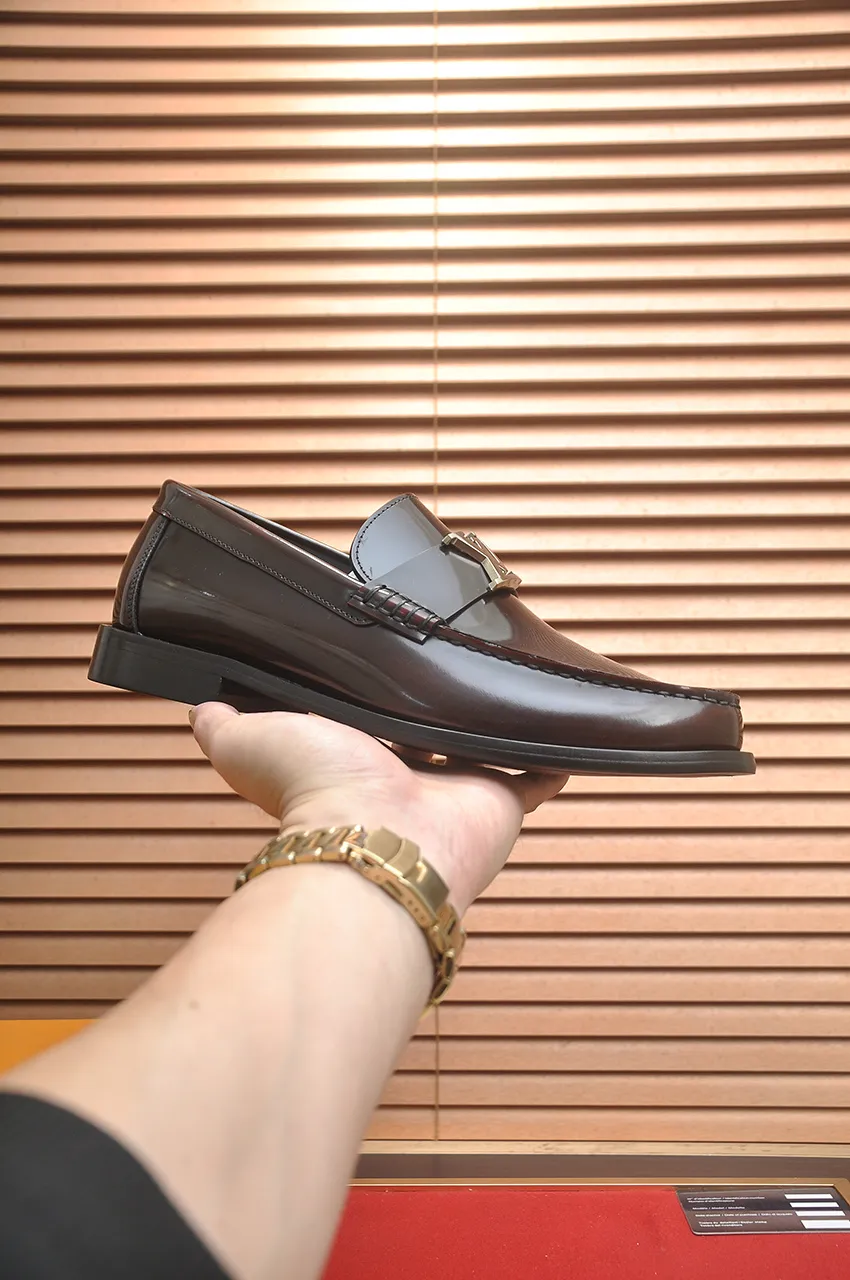 Men's men's shoes 💰560💶 [LV] (original single cowhide lining) 🍀LV's latest genuine leather business suit shoes are launched simultaneously on the official website. The first-layer cowhide imported from Italy is made of heavy gold, 💥1:1 rubber outsole from the official website. Versatile to wear, high-end without losing class, and the color combination is extraordinary. This four-season style is alluring when worn on your feet, showing off your big-name flair. Standard code 38-44 (45 customized)